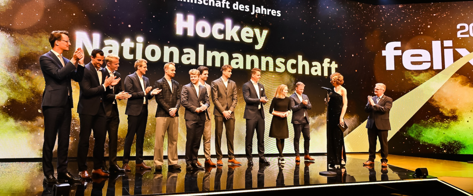 Mannschaft der Hockey-Herren auf der Bühne