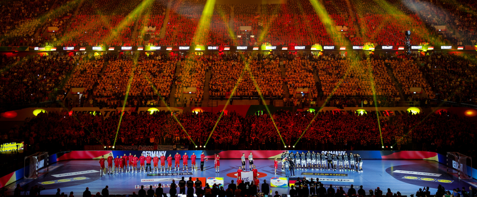 Blick in die ausverkaufte Düsseldorf Arena