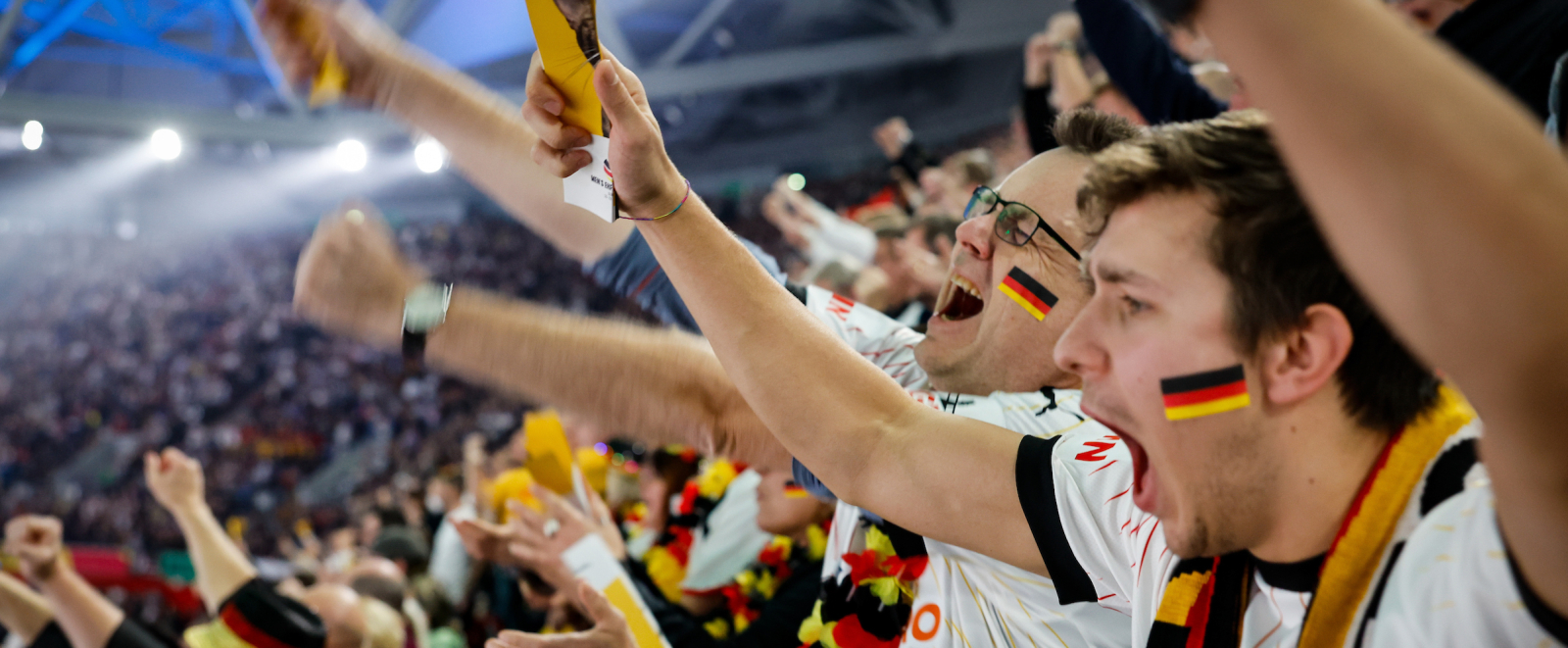 Jubelnde Fans auf der Tribüne