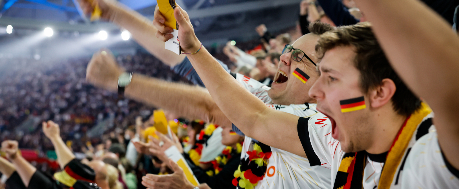 Jubelnde Fans auf der Tribüne