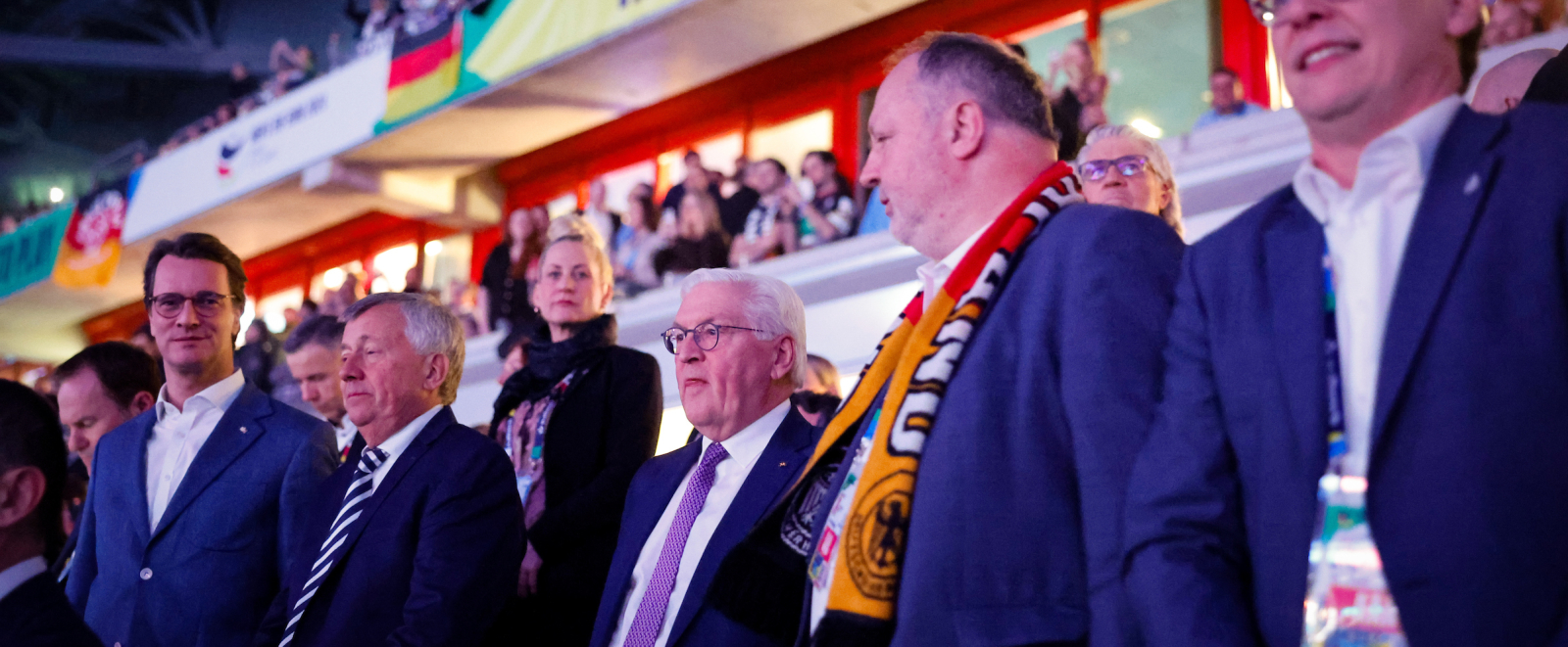 Hendrik Wüst und Frank-Walter Steinmeier auf der Tribüne