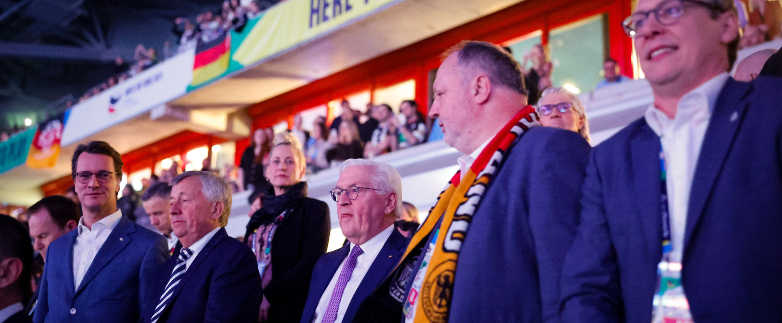 Hendrik Wüst und Frank-Walter Steinmeier auf der Tribüne