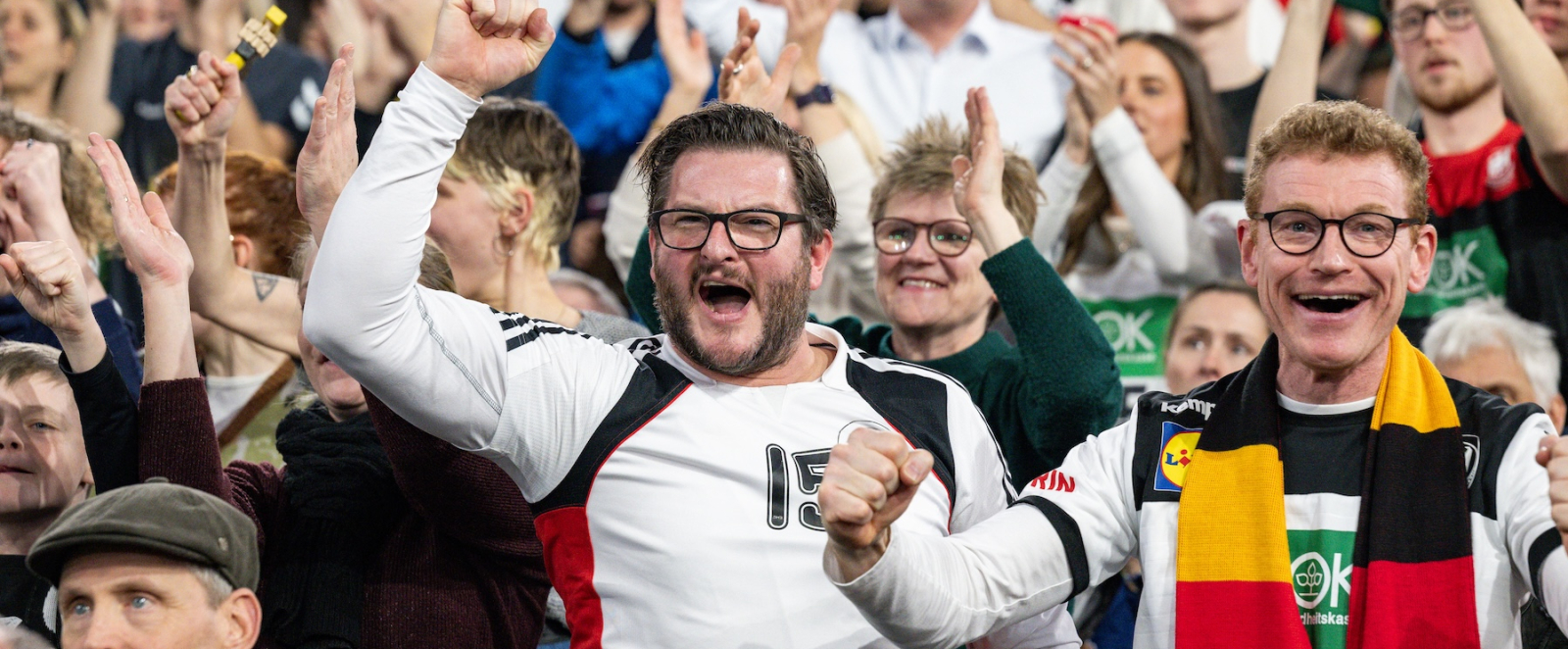 Feiernde Handball-Fans auf der Tribüne