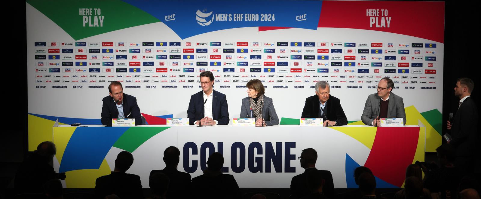 Pressekonferenz-Podium mit Hendrik Wüst und Henriette Reker