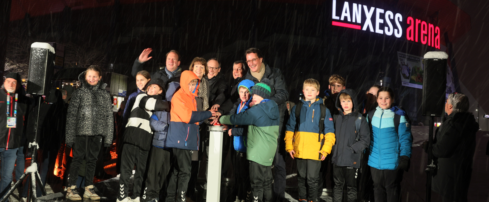 Hendrik Wüst und Henrieke Reker mit Kindern vor der Lanxess arena