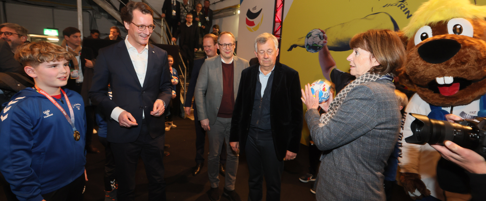 Hendrik Wüst und Henriette Reker mit Kindern in der Lanxess arena Köln