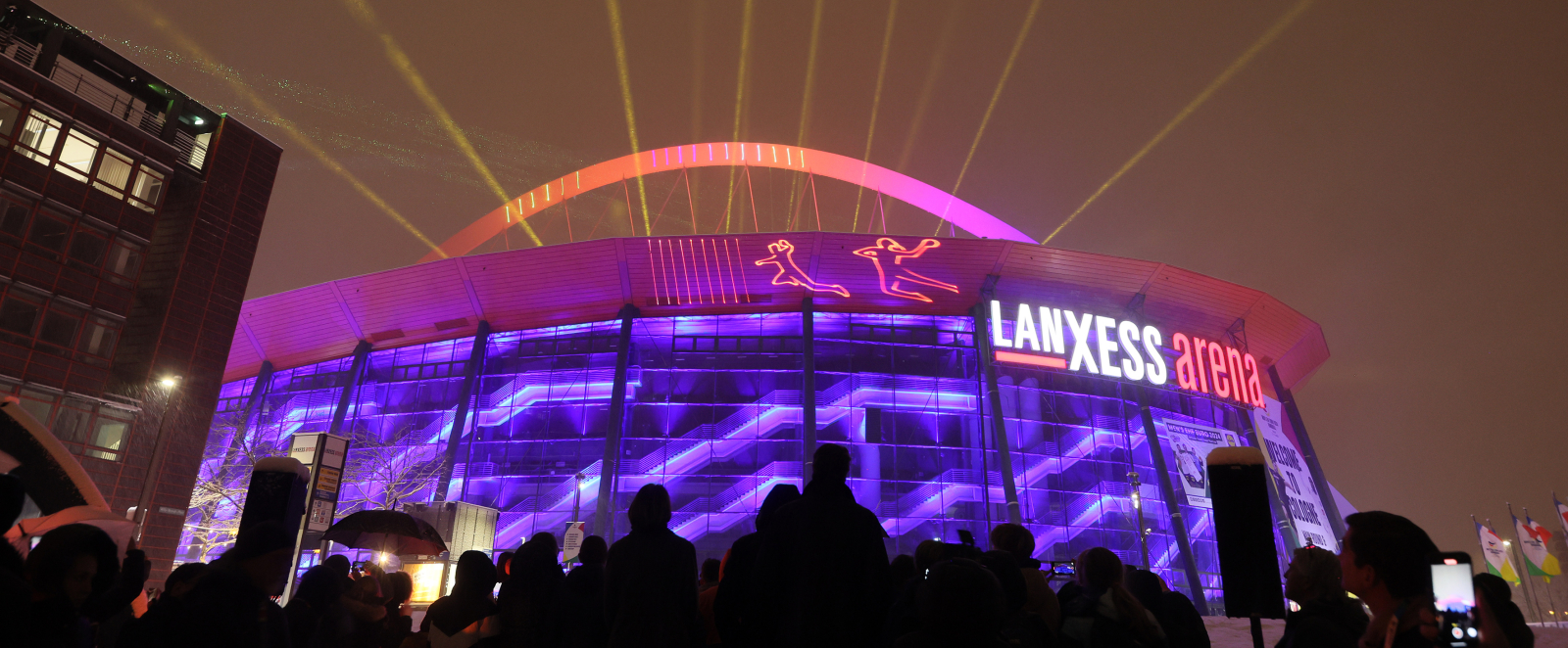 Außenansicht der Lanxess arena mit Lasershow