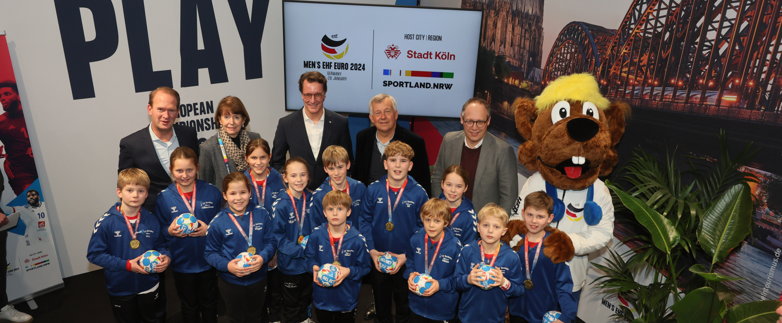 Hendrik Wüst und Henriette Reker mit Kindern beim Empfang in der Lanxess arena