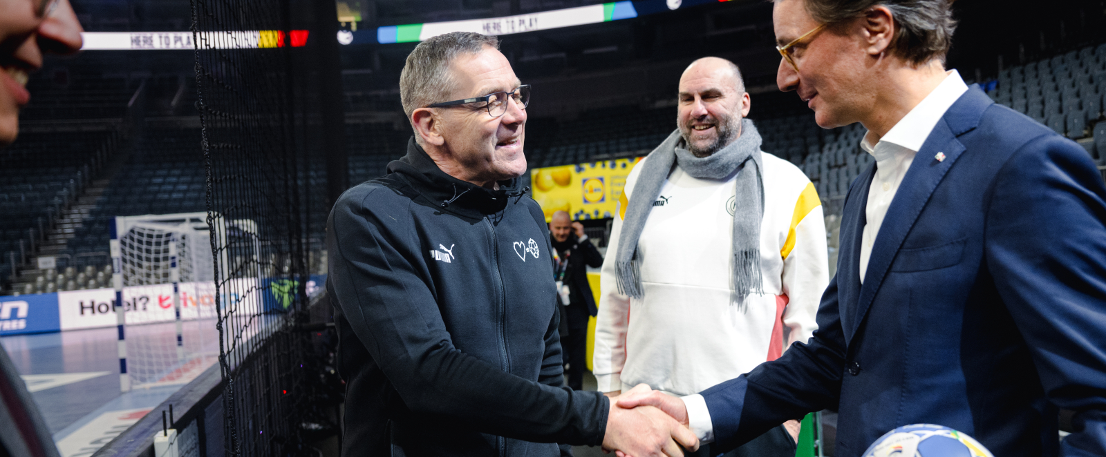 Bundestrainer Alfred Gislason und Hendrik Wüst in der Lanxess arena