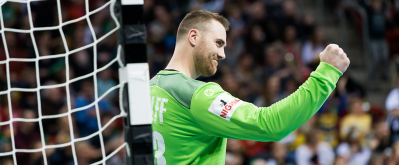 Torhüter Andreas Wolff mit Siegerpose am Tor