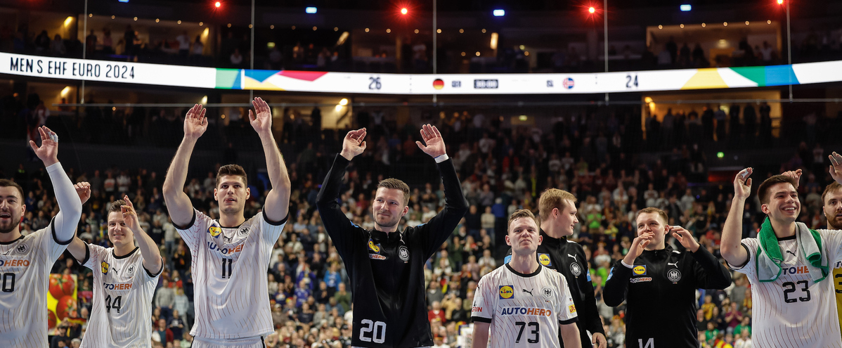Deutsches Handballteam bedankt sich nach der Partie bei den Fans