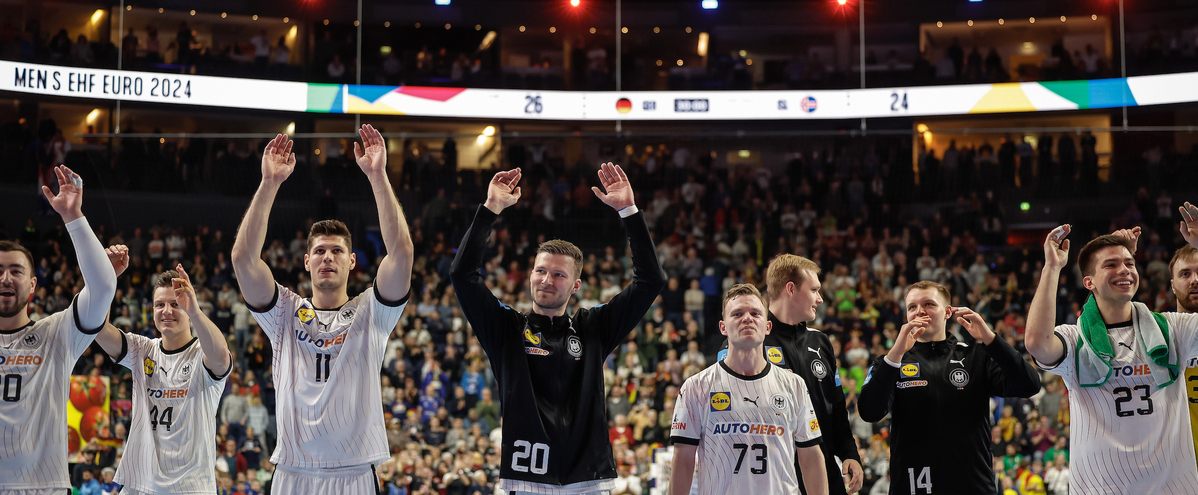 Handballer bedanken sich nach der Partie bei den Fans