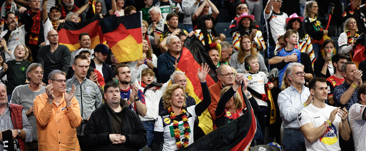 Fans feuern Handballmannschaft an