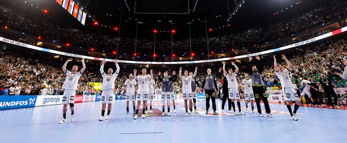 Deutsche Handball-Nationalmannschaft bedankt sich nach dem Spiel bei den Fans