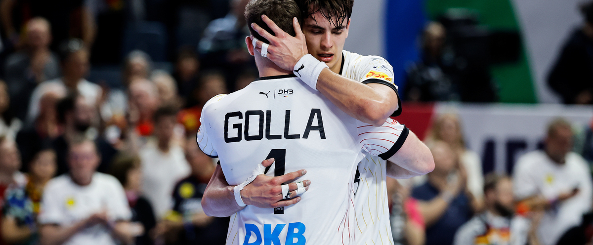 Julian Köster und Johannes Golla umarmen sich