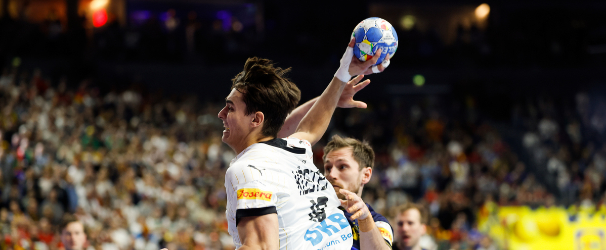 Julian Köster mit Ball vor dem Tor