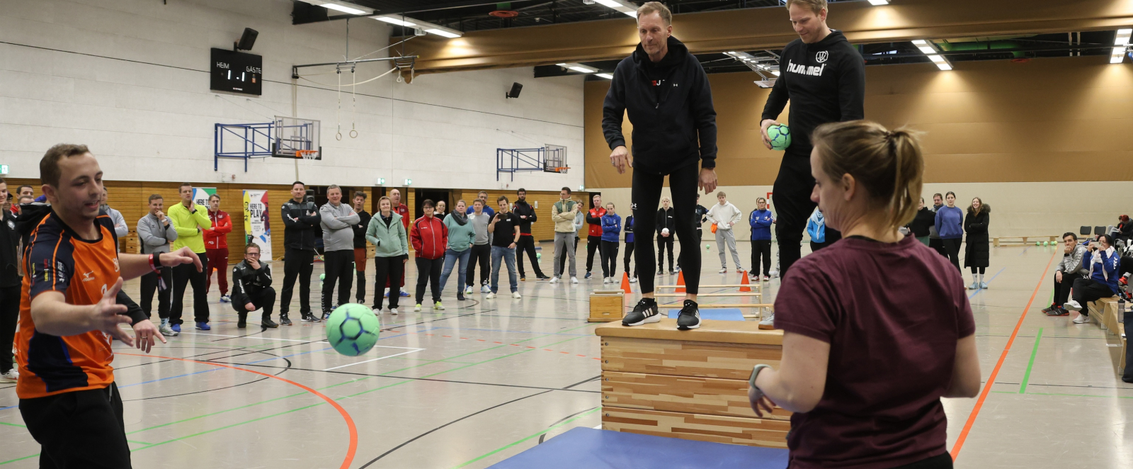 Lehrerinnen und Lehrer bei der Ausbildung in einer Turnhalle