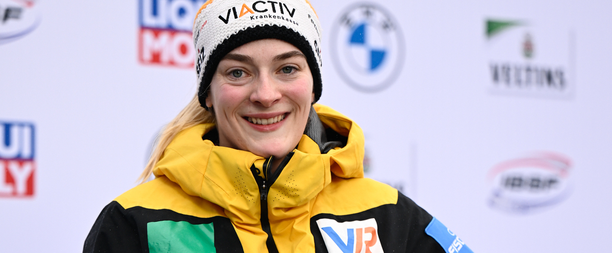 Hannah Neise vor Sponsorenwand bei der WM in Winterberg