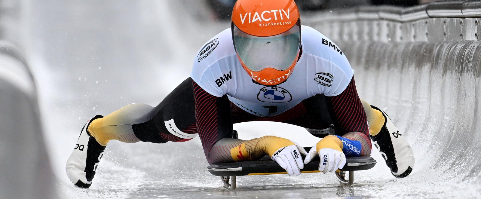 Skeletoni auf seinem Schlitten in der Eisbahn