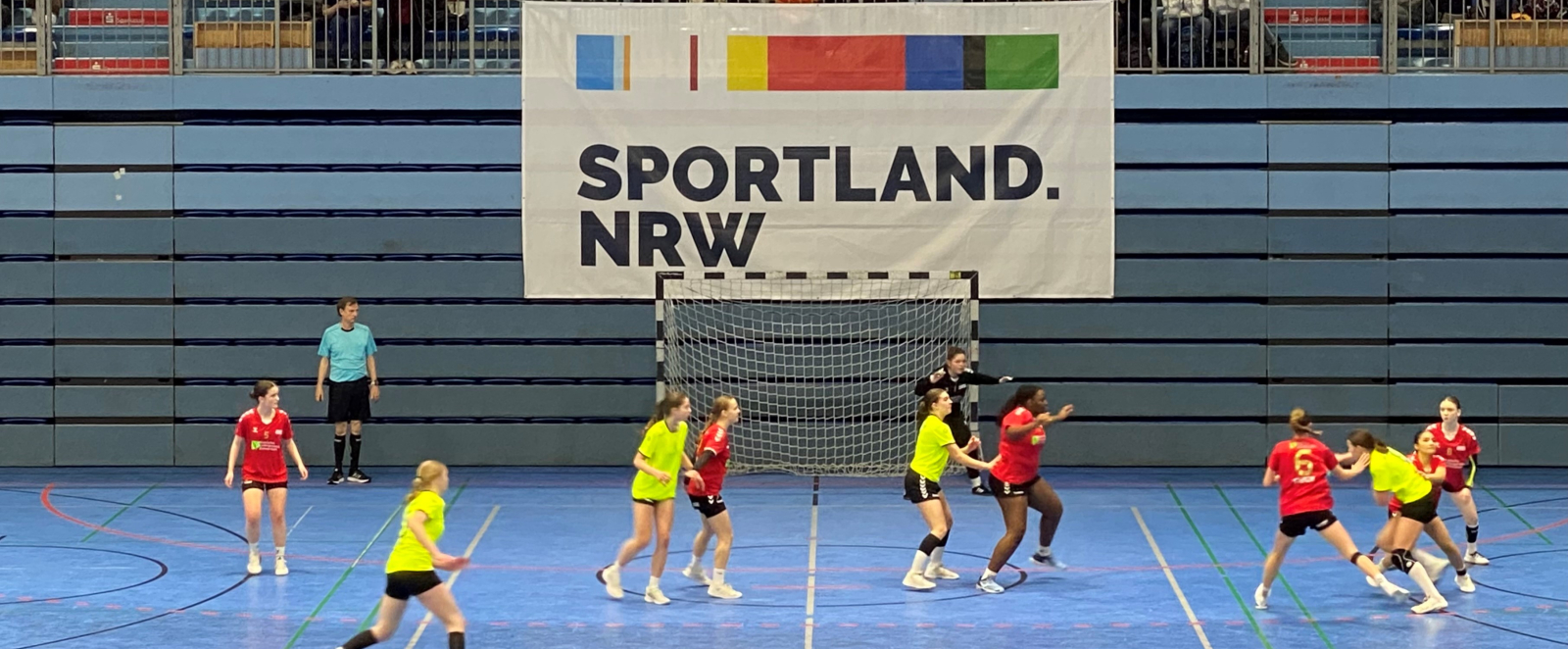 Ein Handball-Spiel vor dem Sportland.NRW-Logo
