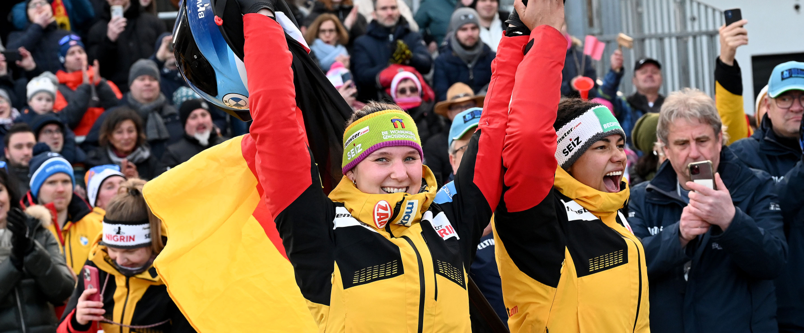 Lisa Buckwitz und Vanessa Mark mit Fahne im Auslauf