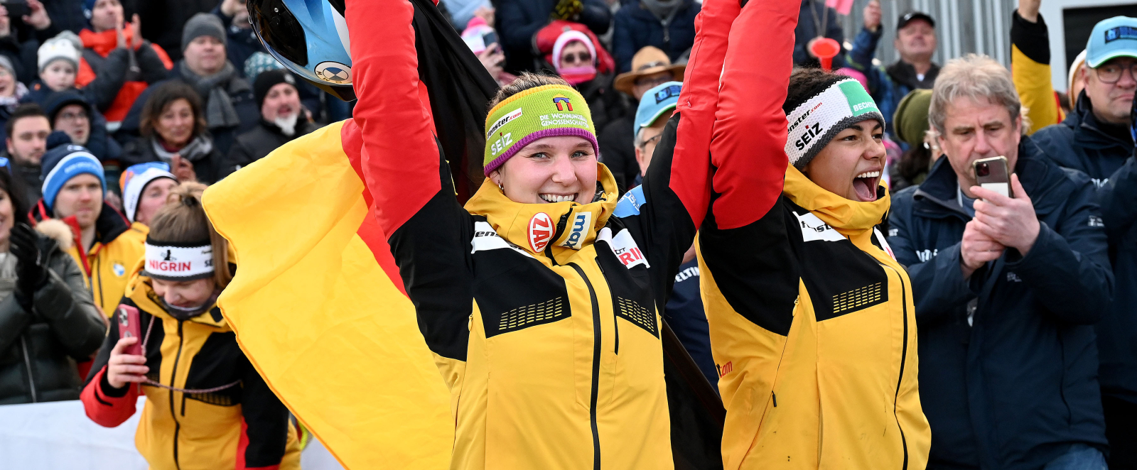 Lisa Buckwitz und Vanessa Mark mit Fahne im Auslauf