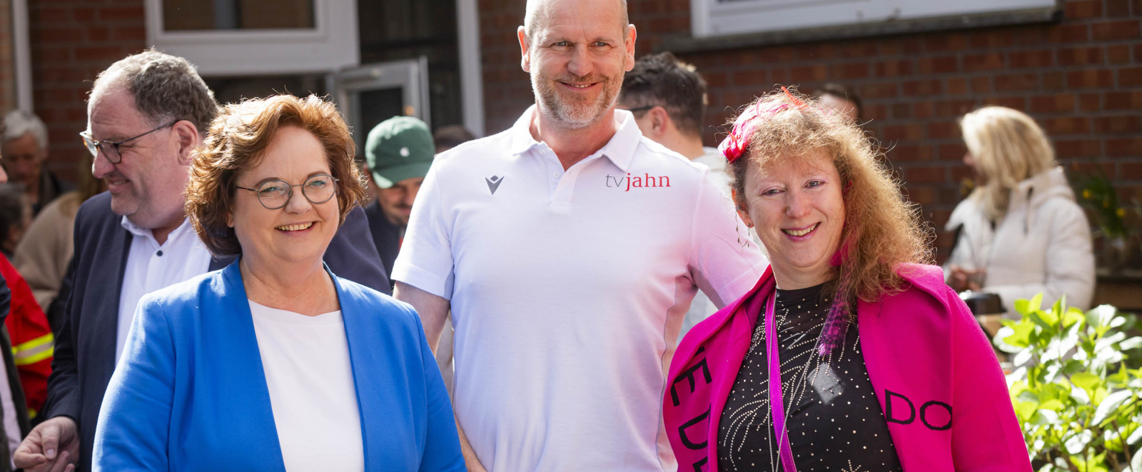 Staatsekretärin Andrea Milz mit zwei Personen bei der Einweihung