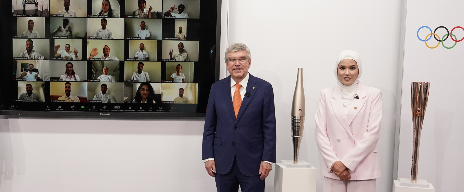 IOC Präsident Bach mit Delegationsleiterin Masomah Ali Zada 