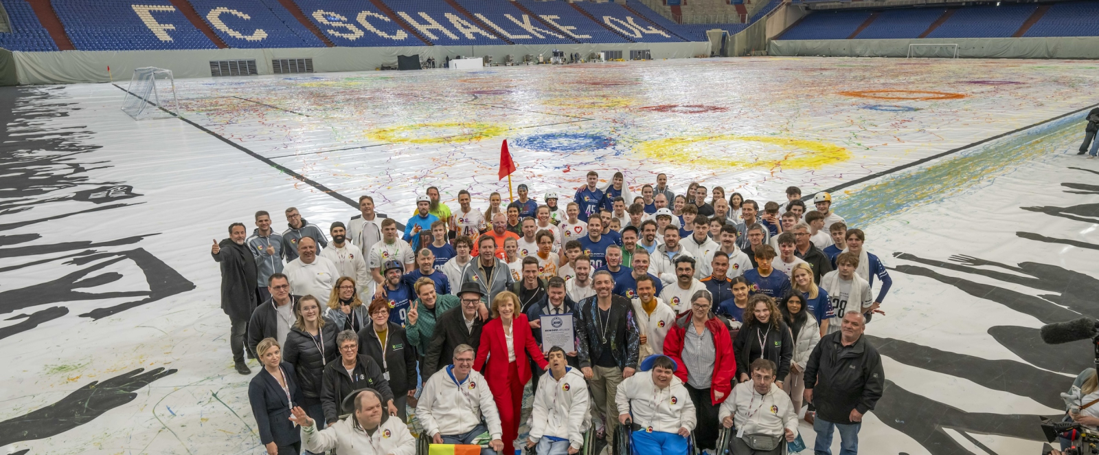 Gruppenbild auf dem Spielfeld in der Arena