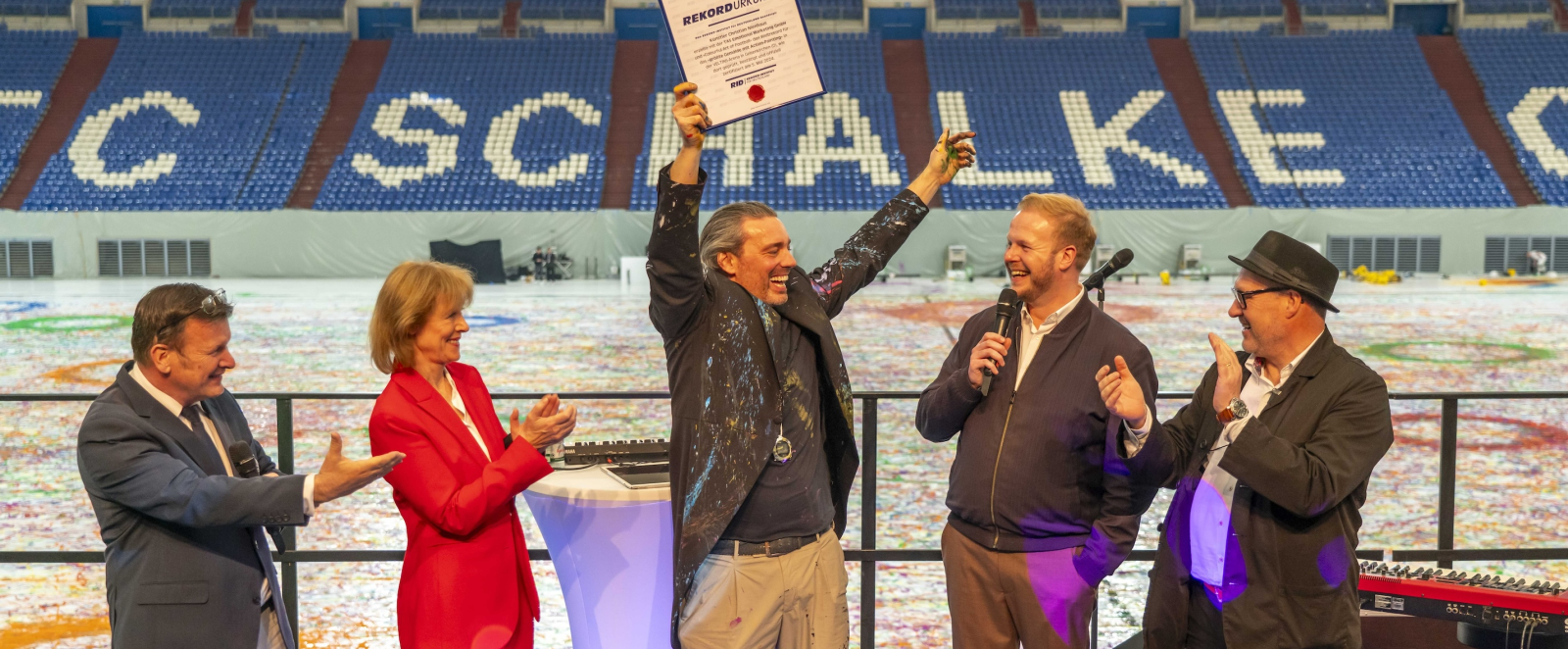 Mehrere Personen vor dem Spielfeld