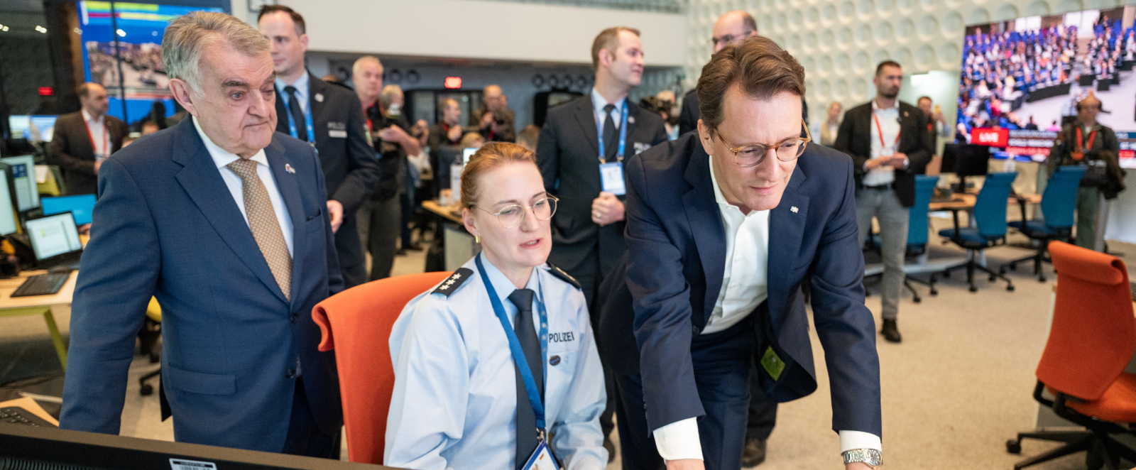 Ministerpräsident Wüst und Innenminister Reul besuchen das International Police Cooperation Center