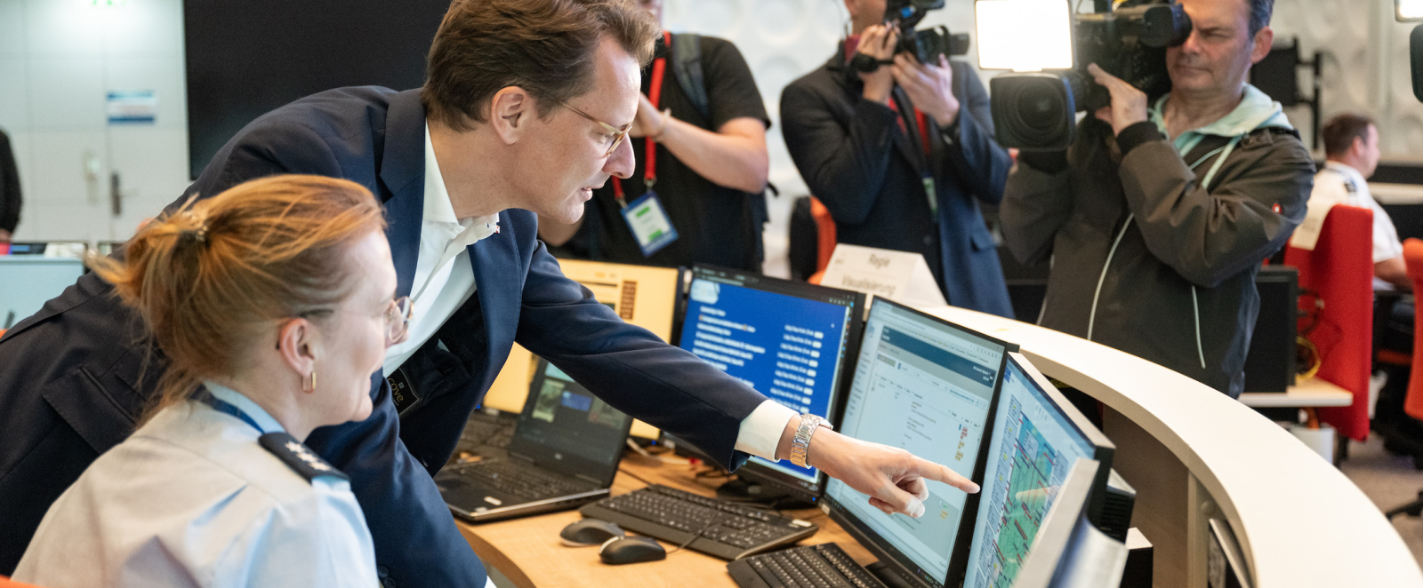 Ministerpräsident Wüst und Innenminister Reul besuchen das International Police Cooperation Center