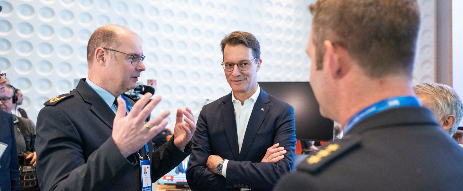 Ministerpräsident Wüst und Innenminister Reul besuchen das International Police Cooperation Center