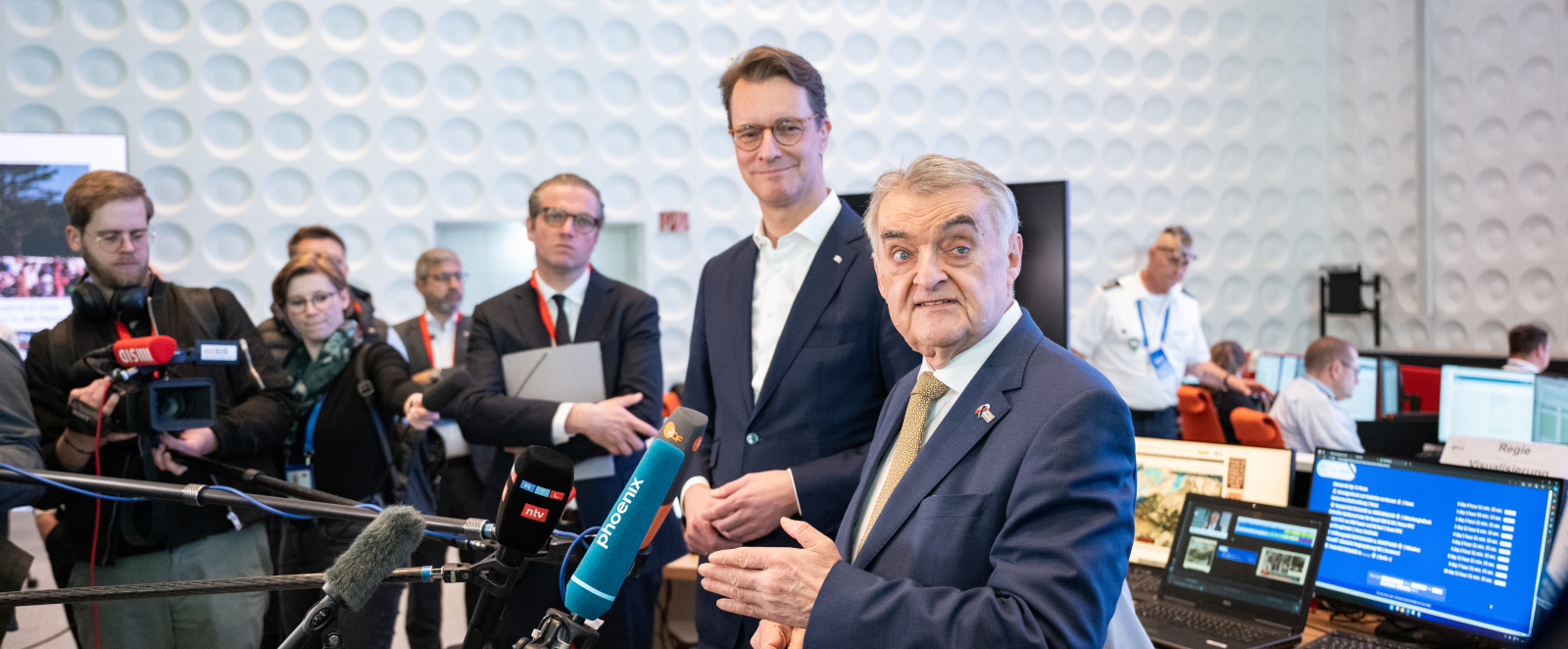 Ministerpräsident Wüst und Innenminister Reul besuchen das International Police Cooperation Center