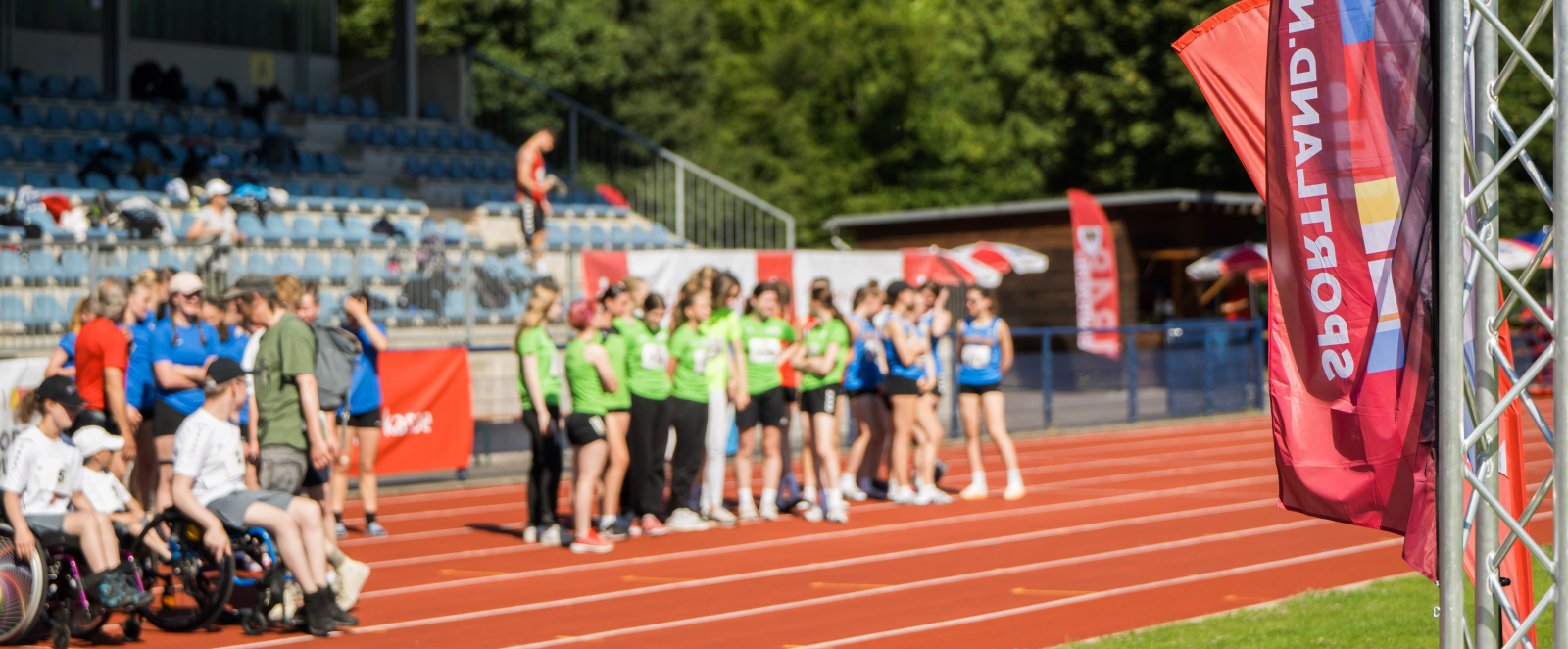 Jugendliche im Stadion auf der Laufbahn
