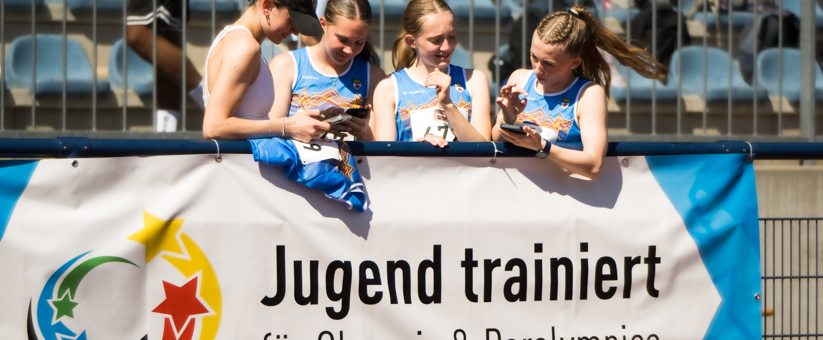 Jugendliche hinter Banner von Jugend trainiert