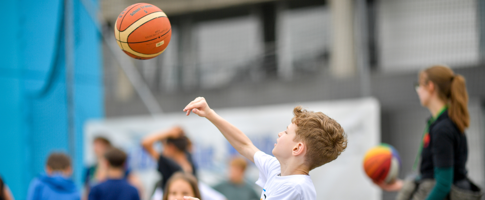 Ein Kind wirft ein Basketball