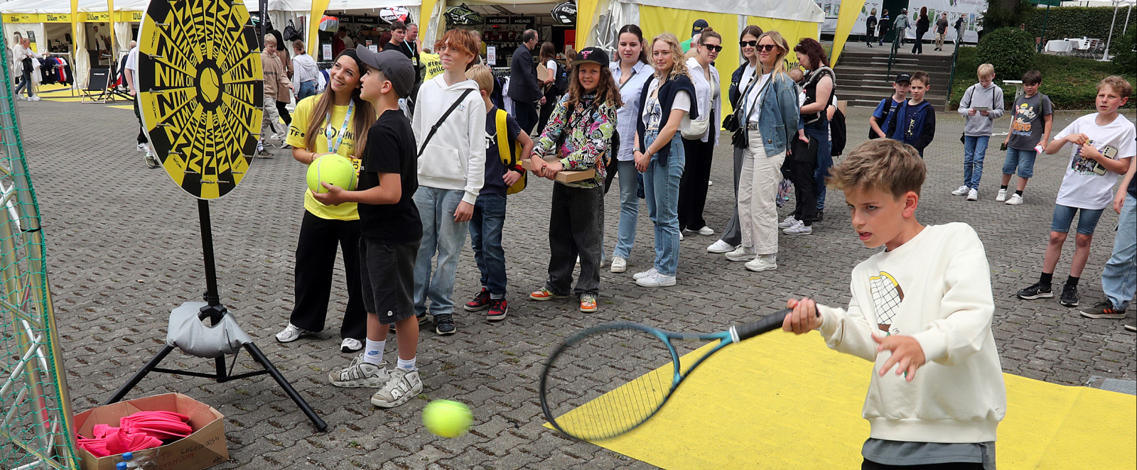 Geschicklichkeits-Wettbewerb und Glücksrad bei Tennis-Point. © TERRA WORTMANN OPEN
