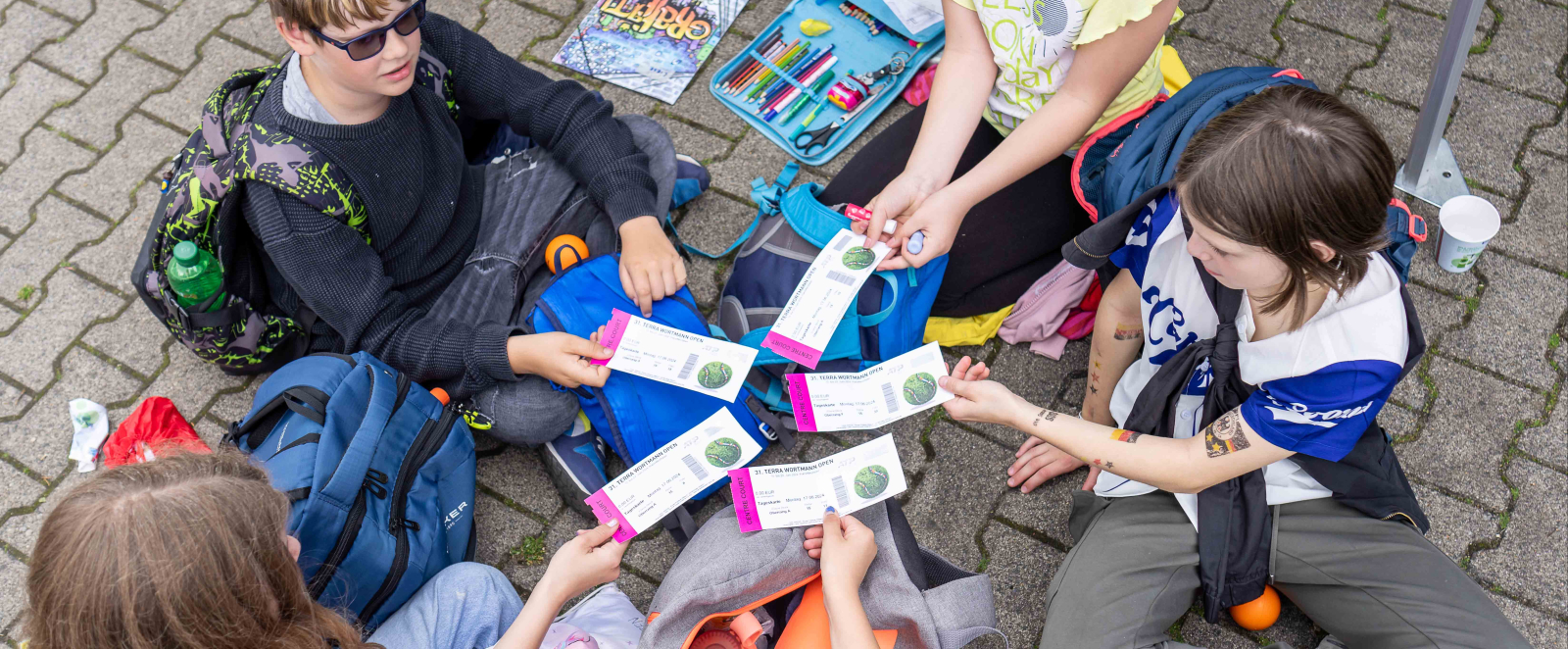 Stolze Gäste: Mädchengruppe mit ihren Tickets für den Billie Green Kids‘ Day. © TERRA WORTMANN OPEN/Valentin Diehl 