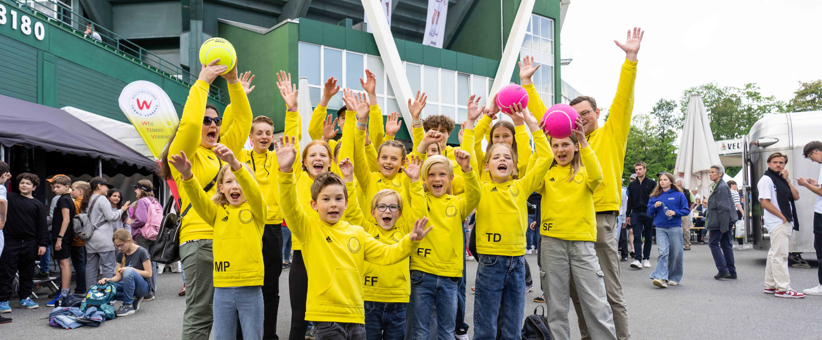 Zu Besuch beim großen Tennis: Der TC Harderberg mit viel Nachwuchs unterwegs. © TERRA WORTMANN OPEN/Valentin Diehl