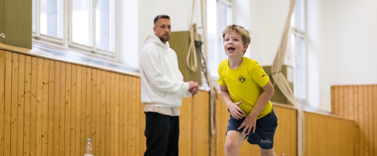 Ein Kind und Trainer beim Training