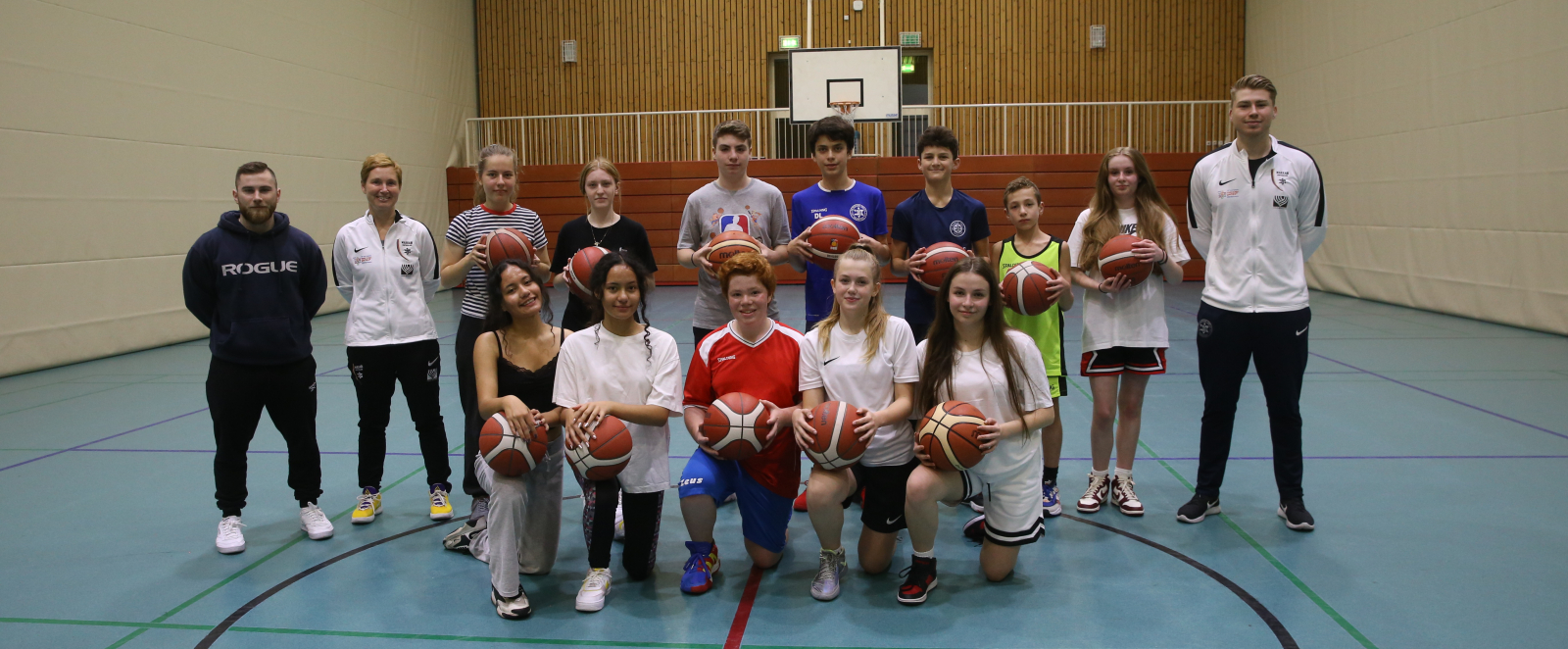 Ein Gruppenbild einer Mädchen-Basketballmannschaft