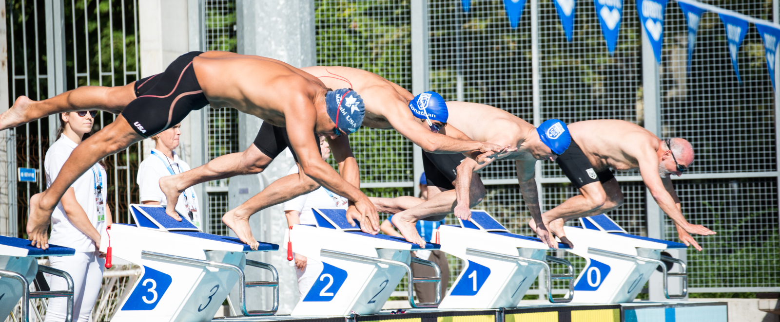 Ein Bild vom Start eines Schwimmwettbewerbs