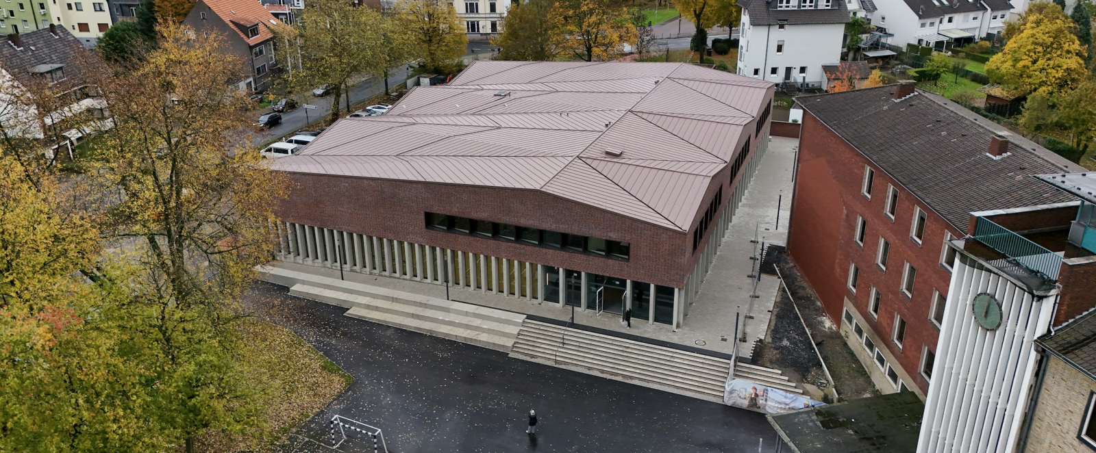 Außenansicht der neuen Dreifach-Sporthalle von oben
