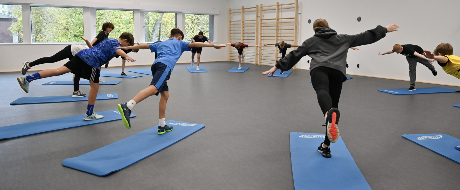 Sportlerinnen auf Gymnastikmatten