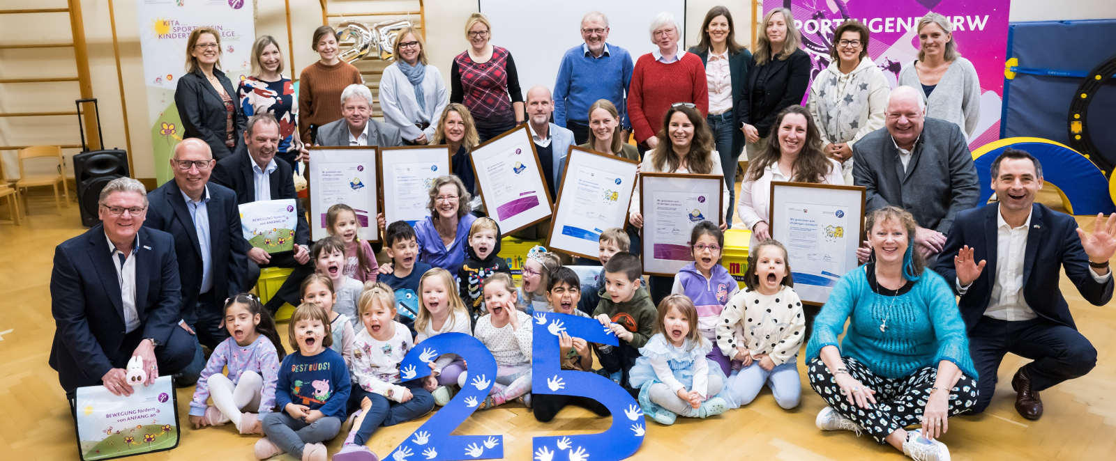 Andrea Milz mit Kindern und Erwachsenen in einem Kindergarten