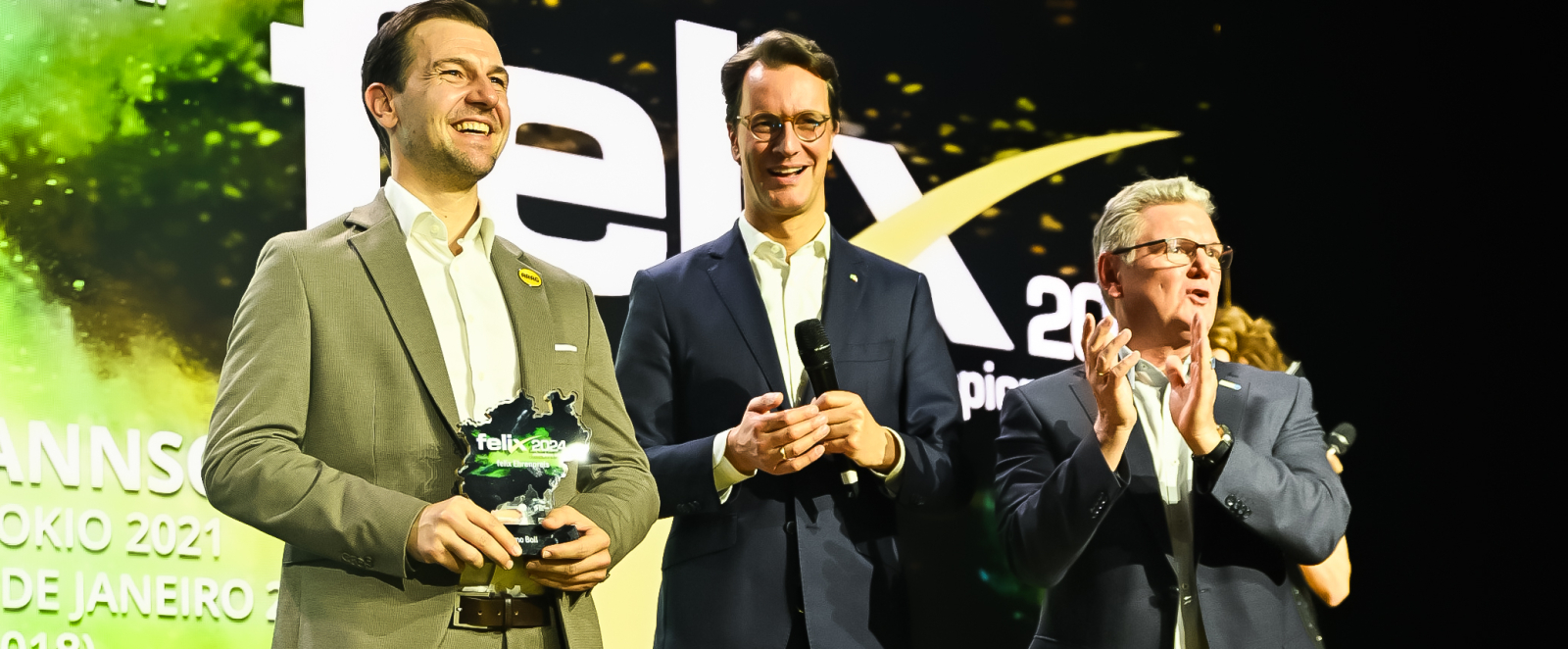 Preisträger*innen auf der Bühne beim felix award