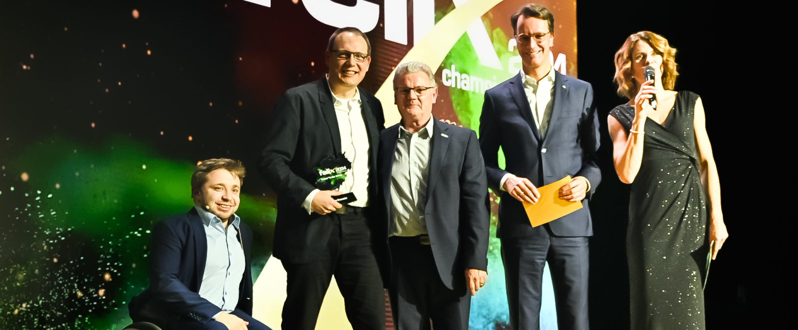 Preisträger*innen auf der Bühne beim felix award