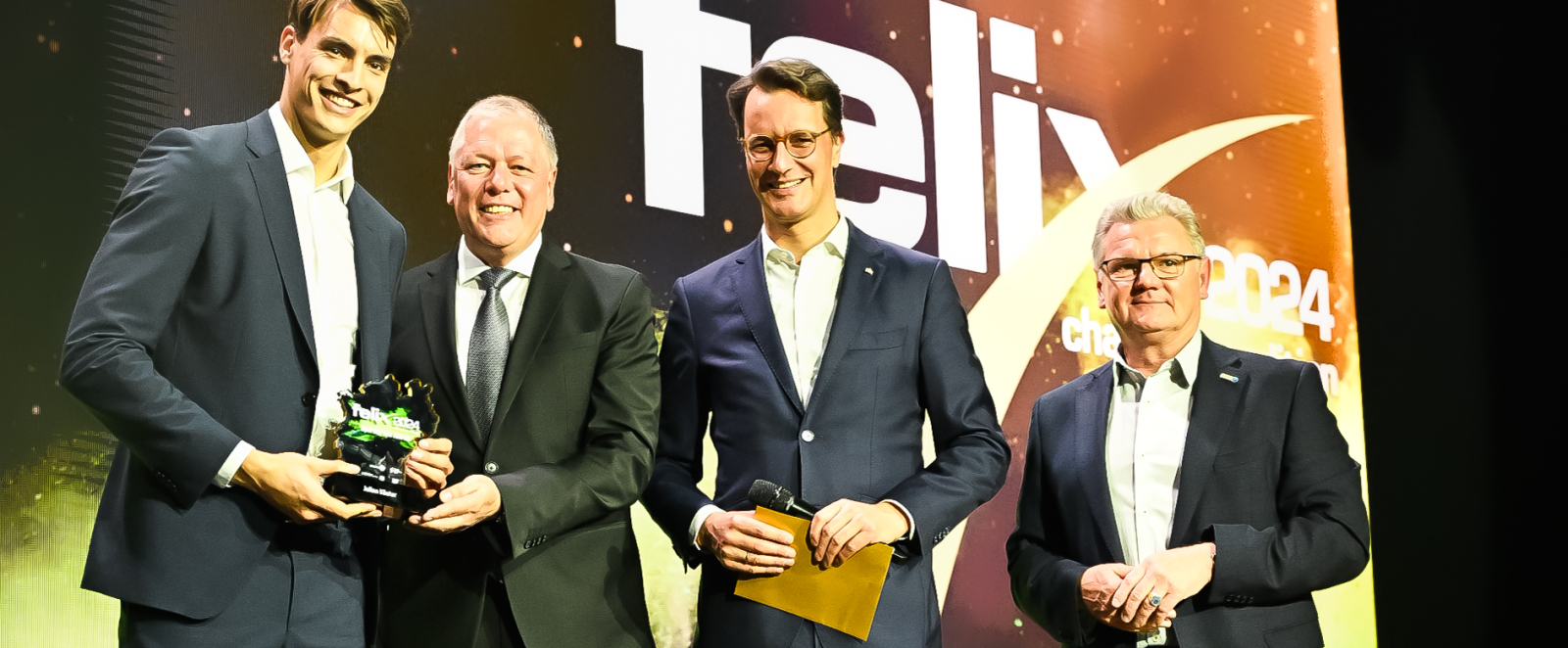 Preisträger*innen auf der Bühne beim felix award