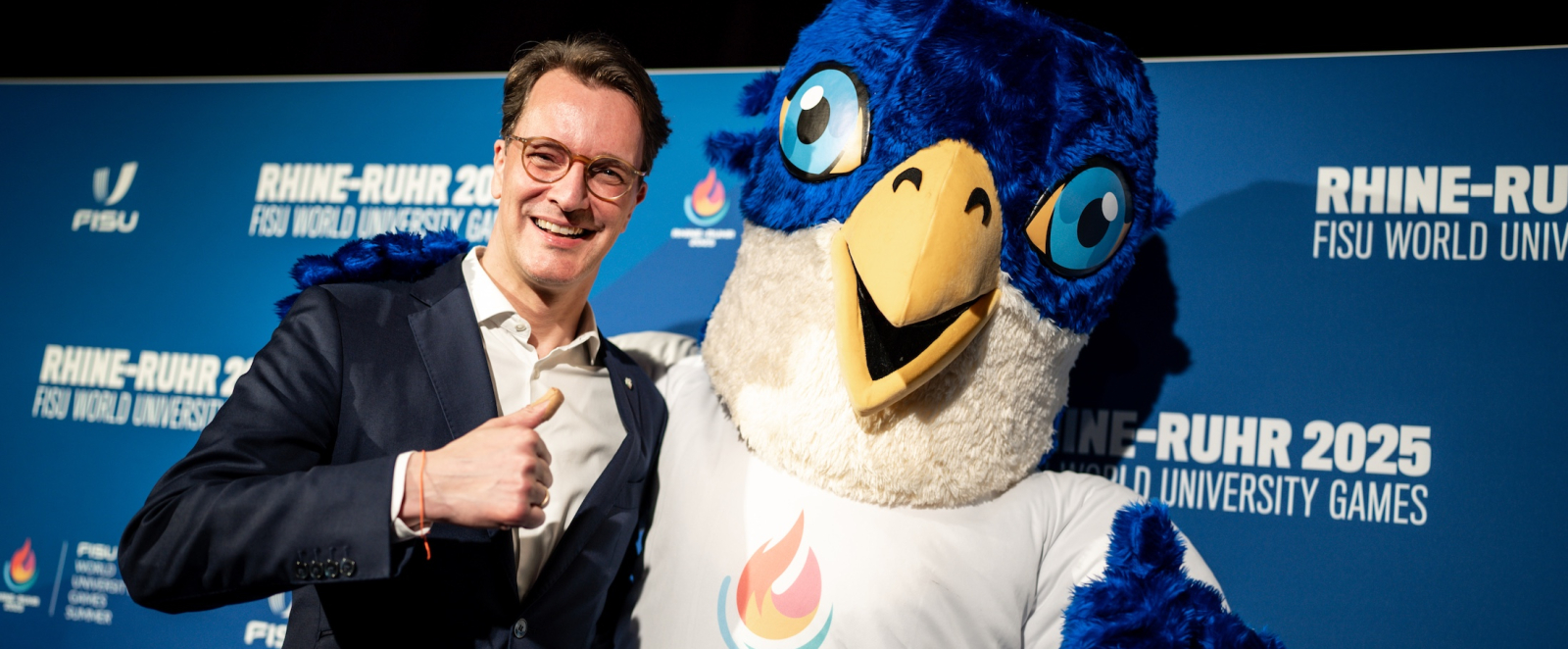 Ministerpräsident Wüst und das Maskottchen der Spiele